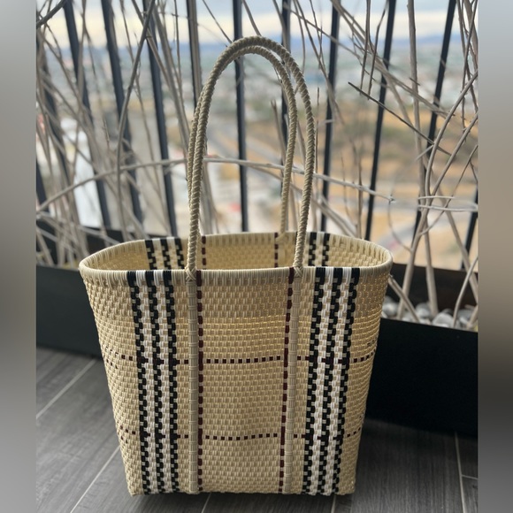 Such a beautiful mix of colors. An elegant and sophisticated way to go out. - Picture 8 of 13